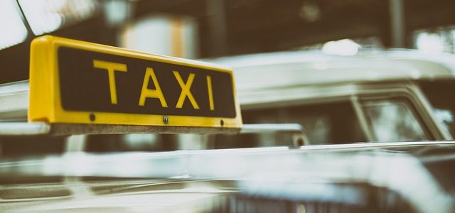 La guerra de los taxistas autónomos.